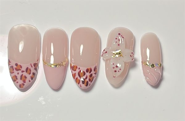 Almendra animal print: francesa animal print con flor 3d y brillos dorados