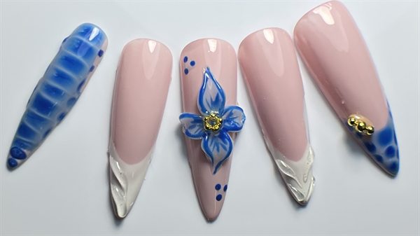 Stiletto azul: nude con flor 3d azul, francesa en relieve y detalles dorados
