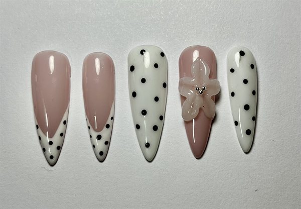 Stiletto lunares: francesa y lunares negros con flor 3d
