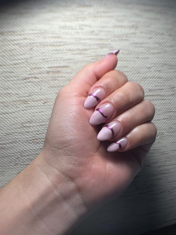 Extensión en soft gel: nail art con efecto cromado
