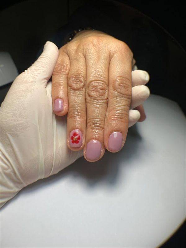 Kapping gel: esmaltado con flor pintada