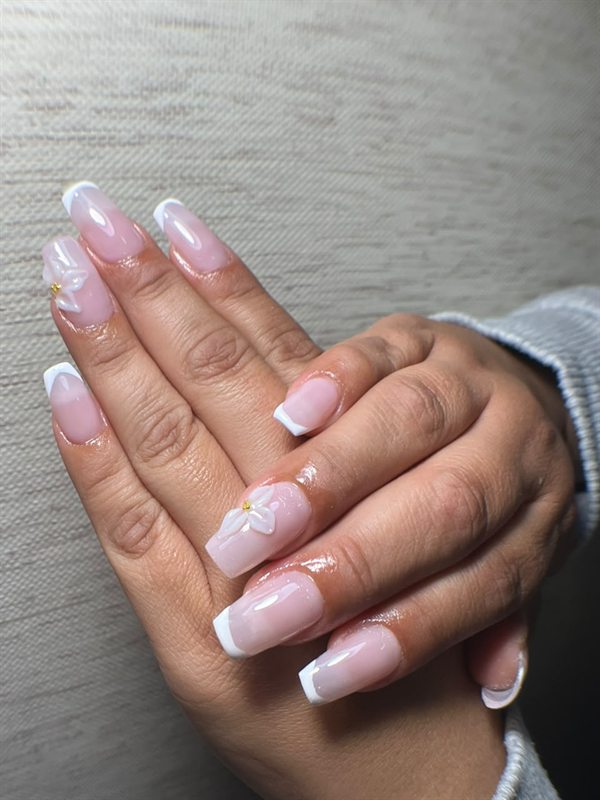 Extensión en soft gel: francesa con flor 3d