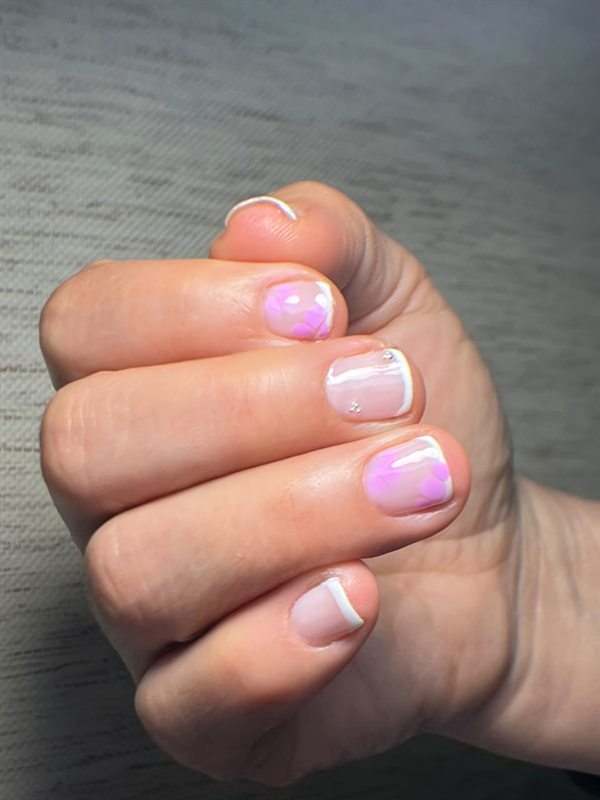 Esmaltado semipermanente: francesa con efecto blooming