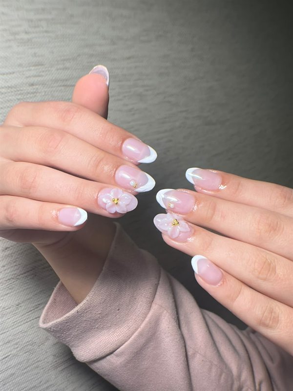 Extensión en soft gel: francesa con pedrería y flor 3d