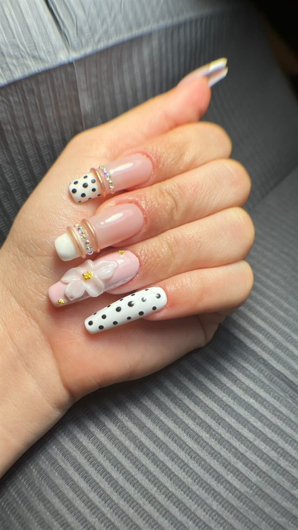 Extensión en soft gel: nail art con relieves, pedrería y 3d