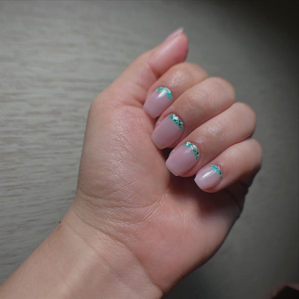 Kapping gel: esmaltado nude con brillos