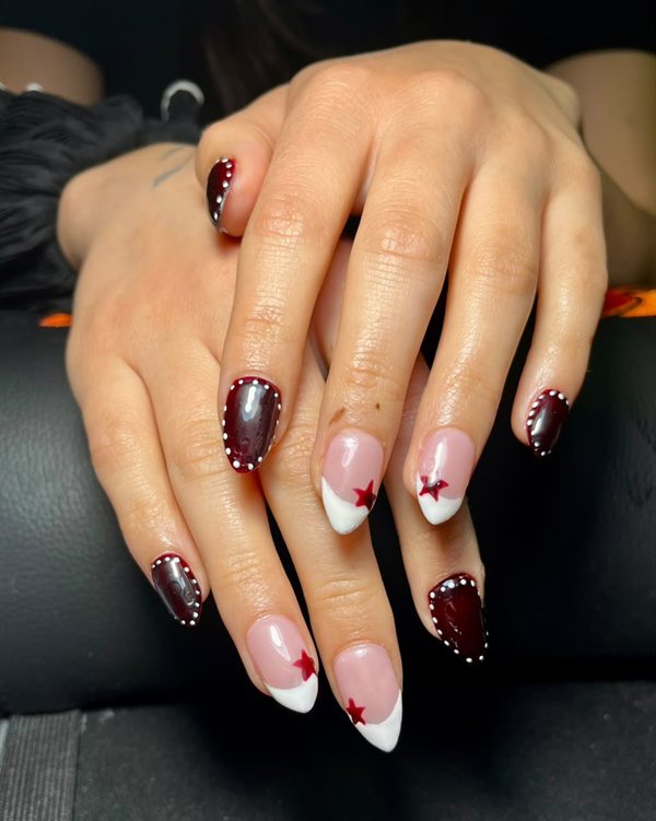 Extensión en soft gel: nail art en vino con estrellas